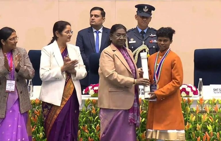 देश की राष्ट्रपति श्रीमती द्रौपदी मुर्मु के हाथों प्रधानमंत्री राष्ट्रीय बाल पुरस्कार से सम्मानित हुई योगिता मांडवी।