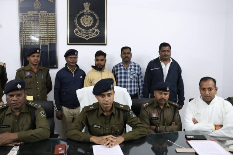 अंधे कत्ल की गुत्थी सुलझाने में कोण्डागांव पुलिस को मिली बड़ी सफलता विश्रामपुरी क्षेत्र का मामला सर कटे लाश की पहचान कर आरोपी को किया गया गिरफ्तार।